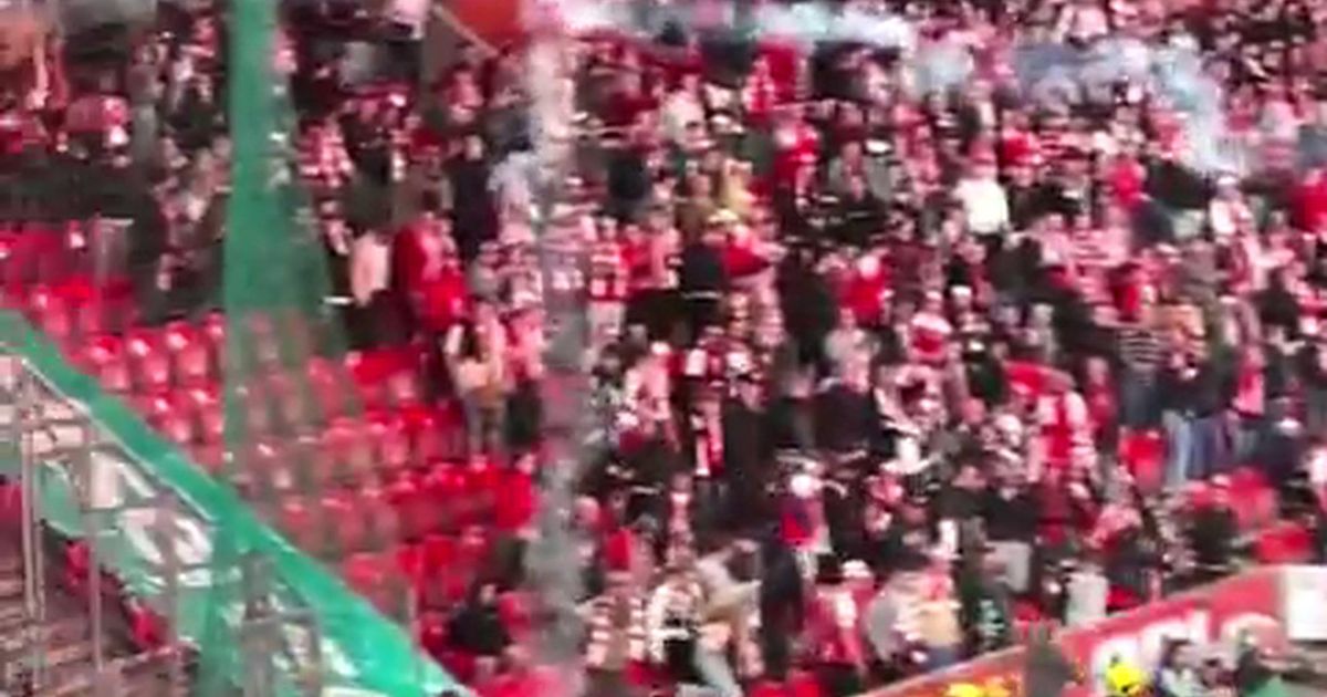 Novas imagens da incrível invasão no dérbi de Praga