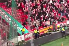 Novas imagens da incrível invasão no dérbi de Praga