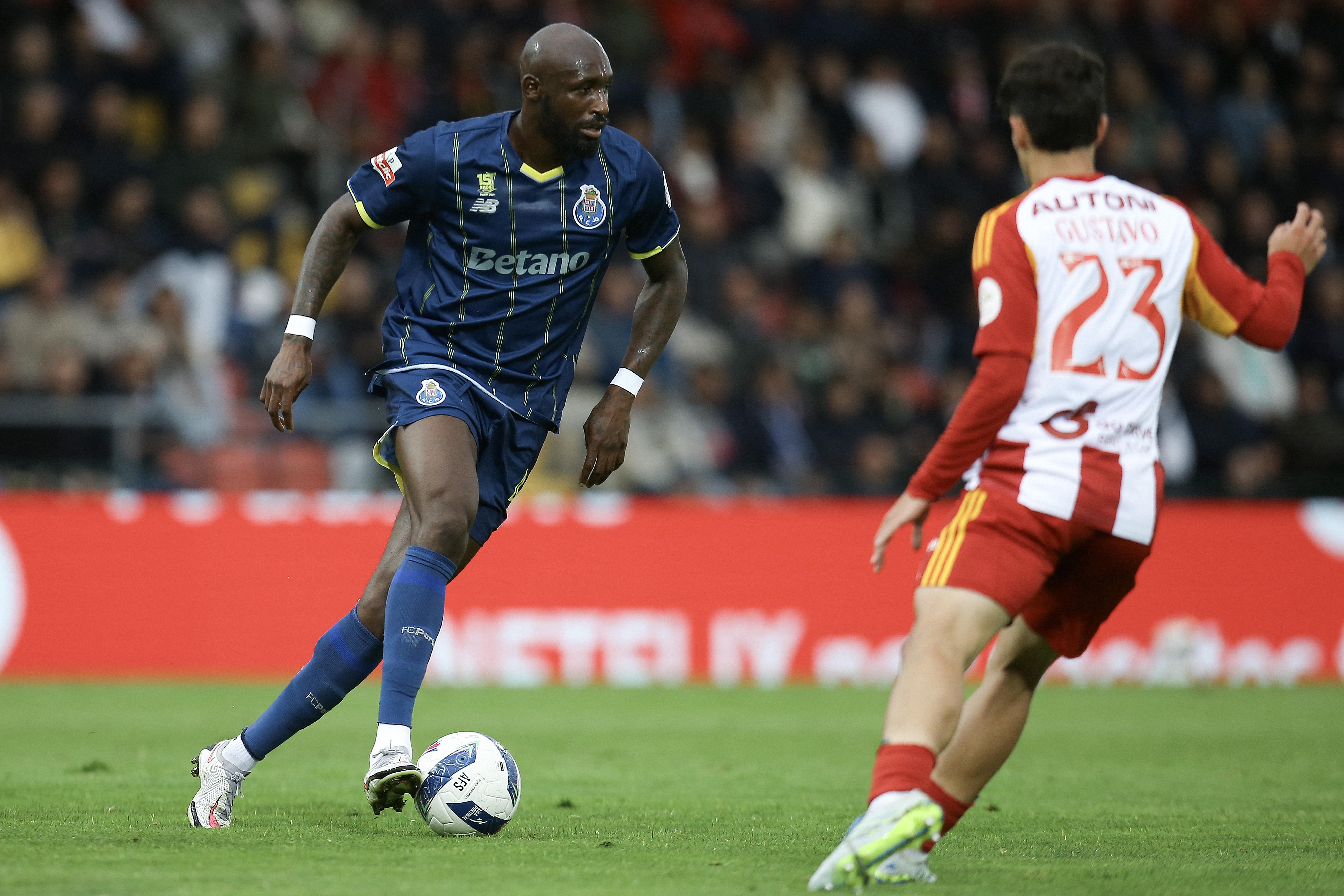 Fofana conduz a bola no jogo frente ao Aves SAD - Foto: MANUEL FERNANDO ARAUJO/LUSA