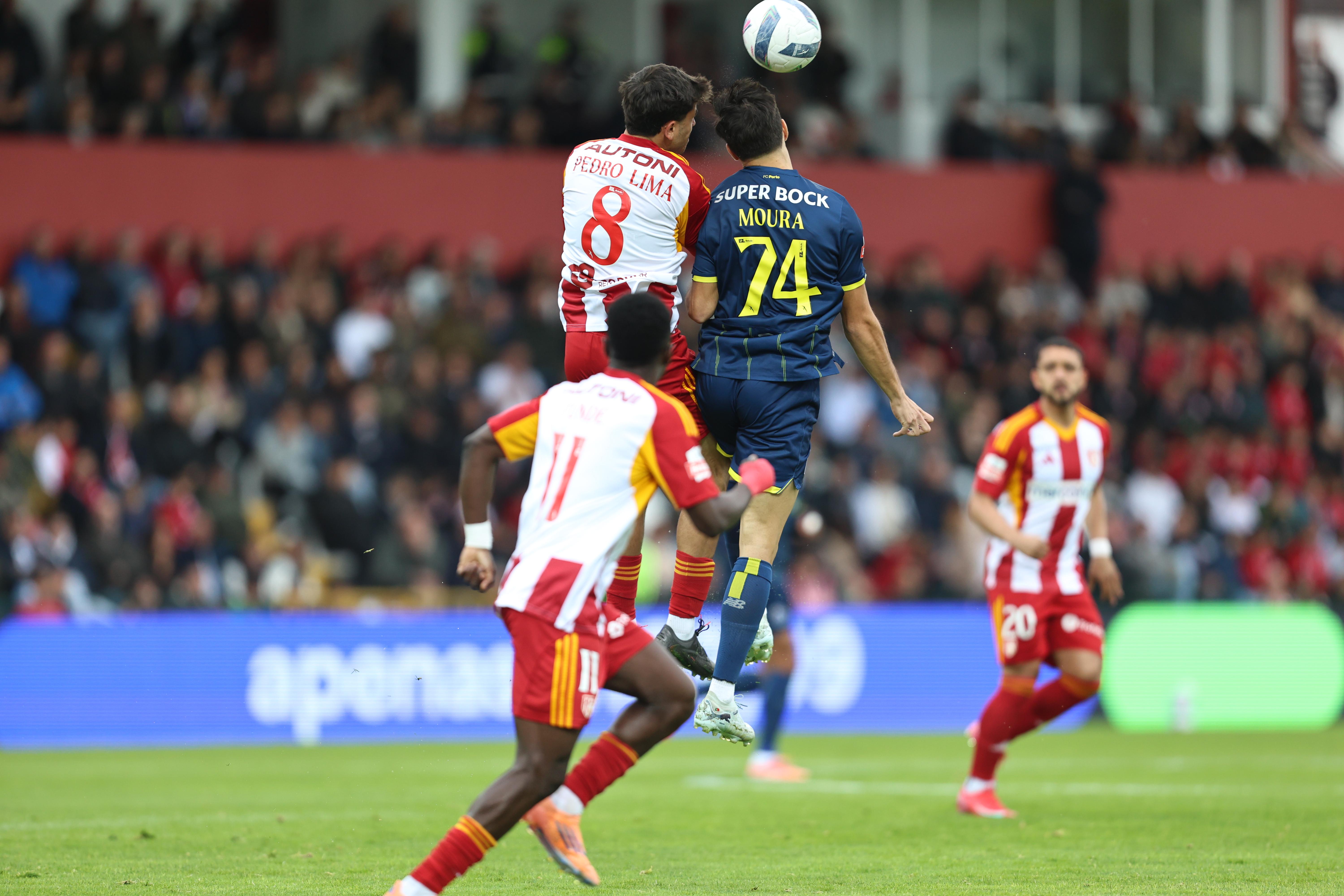 Pedro Lima disputa a bola com Francisco Moura no Aves SAD-FC Porto - Foto: Liga Portugal