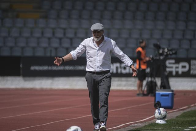 Álvaro Pacheco pede coragem e resiliência aos gansos
(Foto Carlos Barroso/Lusa)