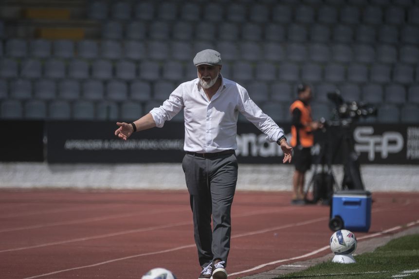 Álvaro Pacheco pede coragem e resiliência aos gansos
(Foto Carlos Barroso/Lusa)