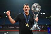 Nuno Dias com o tão desejado troféu (foto UEFA)