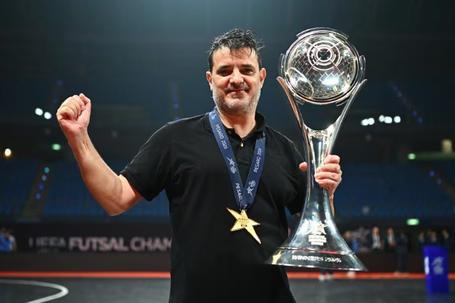 Nuno Dias com o tão desejado troféu (foto UEFA)