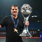 Nuno Dias com o tão desejado troféu (foto UEFA)