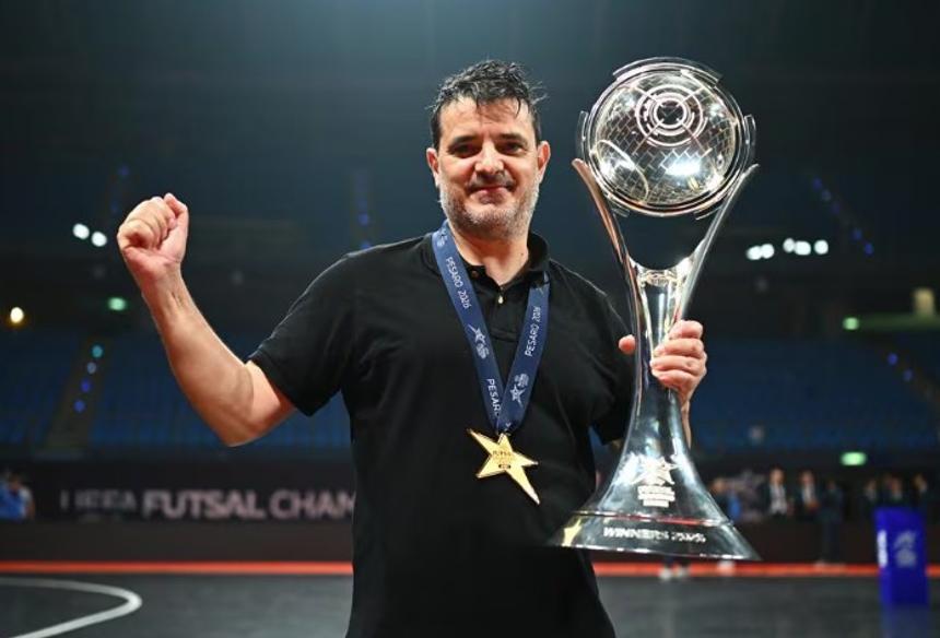 Nuno Dias com o tão desejado troféu (foto UEFA)