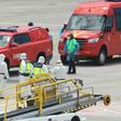 O navio de cruzeiro MV Hondius chegou ao porto de Granadilla, em Tenerife. Agentes da Polícia Nacional, guardas civis e militares, vestidos com fatos de proteção individual e máscaras, coordenam os passageiros