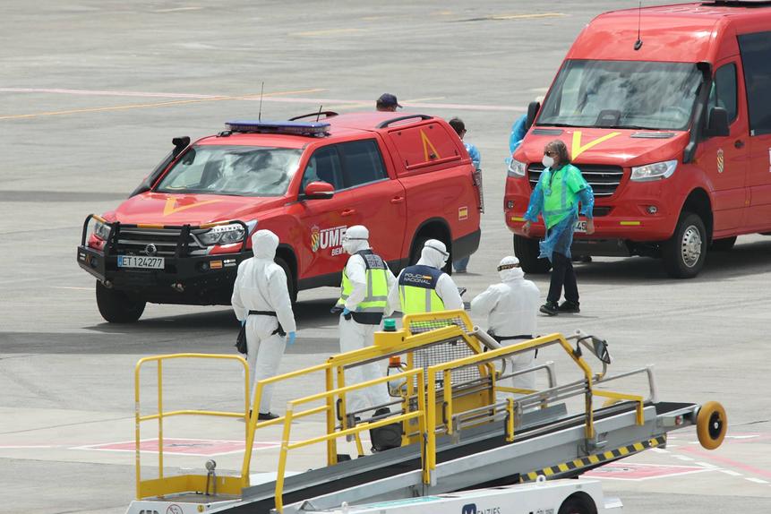 O navio de cruzeiro MV Hondius chegou ao porto de Granadilla, em Tenerife. Agentes da Polícia Nacional, guardas civis e militares, vestidos com fatos de proteção individual e máscaras, coordenam os passageiros