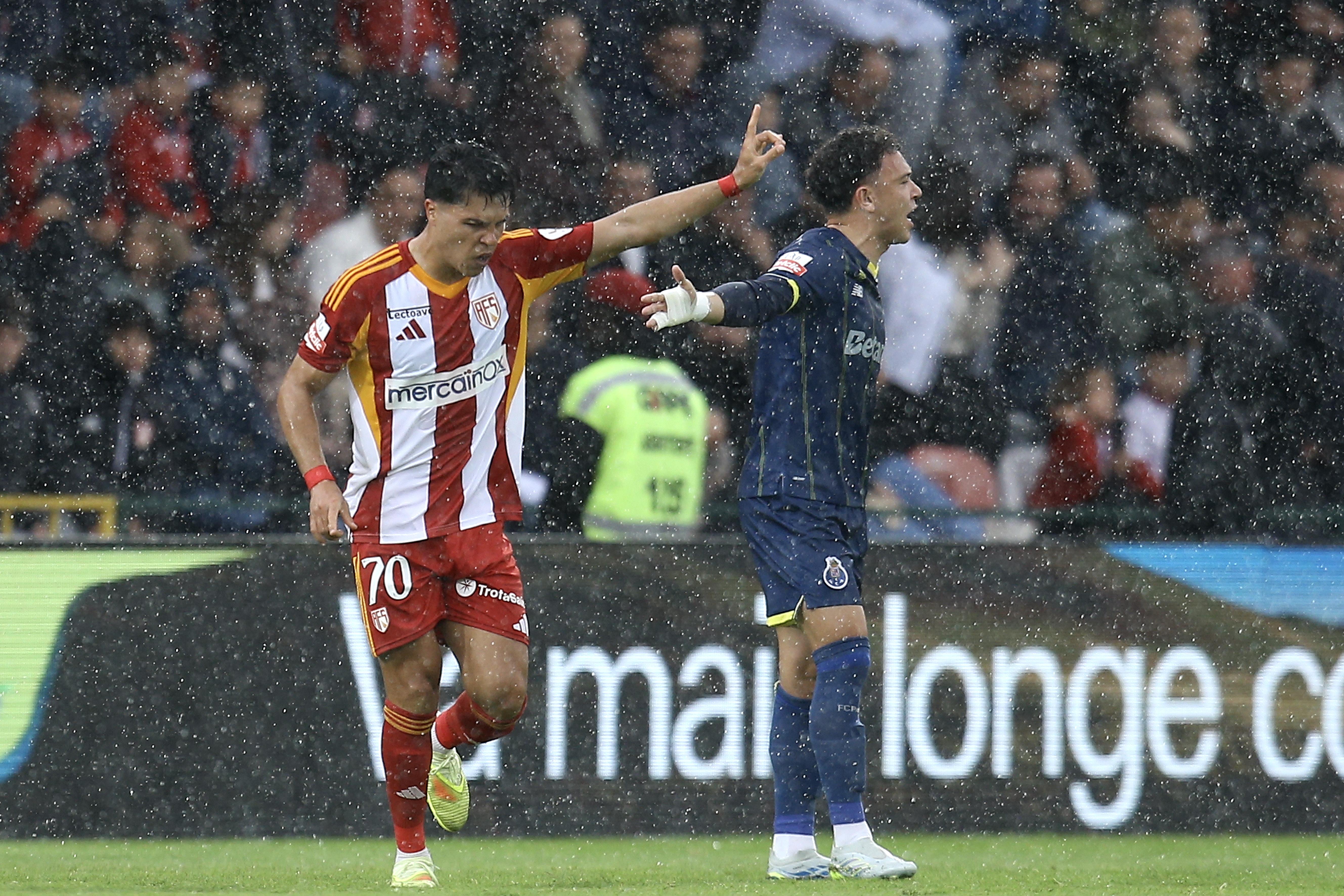 Roni festeja o golo marcado ao FC Porto - Foto: MANUEL FERNANDO ARAUJO/LUSA