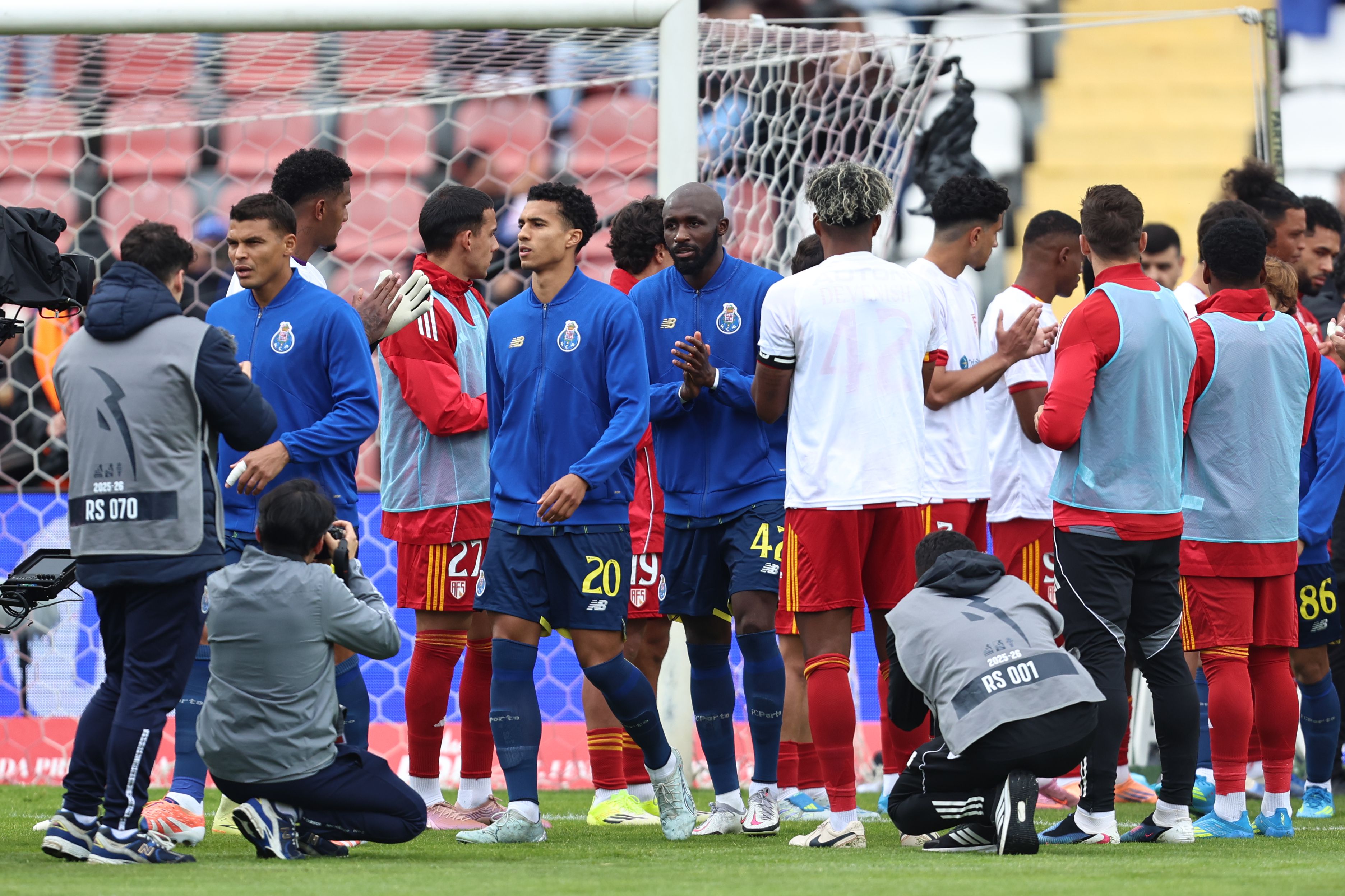 A equipa do Aves SAD fez guarda de honra ao FC Porto, campeão nacional