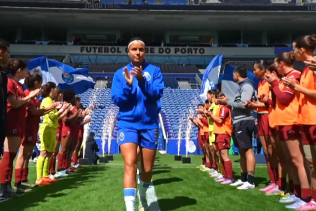Guarda de honra às jogadoras do FC Porto antes do jogo