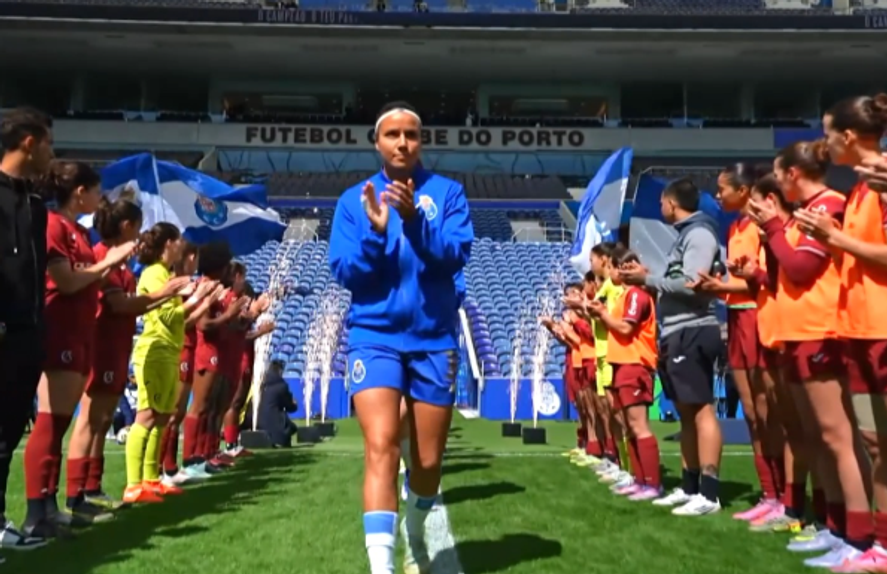 Guarda de honra às jogadoras do FC Porto antes do jogo