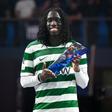 Zicky Té com o troféu de melhor jogador da Champions
(Foto UEFA)