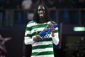 Zicky Té com o troféu de melhor jogador da Champions
(Foto UEFA)