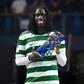 Zicky Té com o troféu de melhor jogador da Champions
(Foto UEFA)