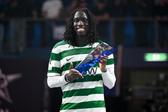 Zicky Té com o troféu de melhor jogador da Champions
(Foto UEFA)