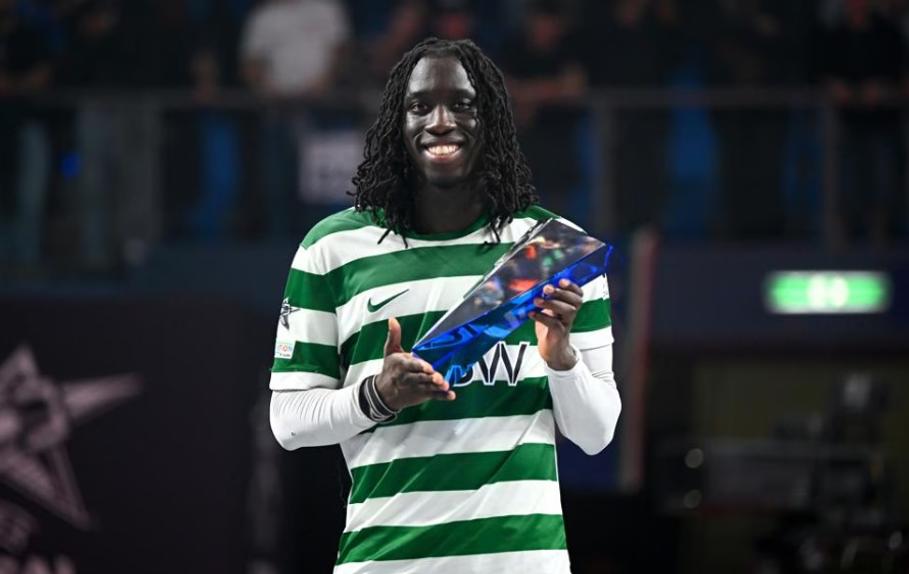 Zicky Té com o troféu de melhor jogador da Champions
(Foto UEFA)