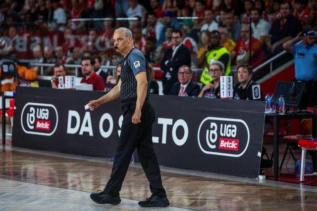 O mais abraçado após o jogo do título entre Benfica e FC Porto foi… o árbitro