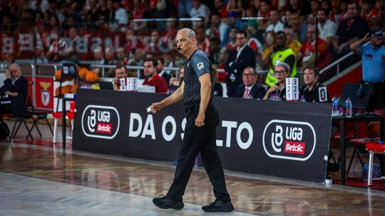 O mais abraçado após o jogo do título entre Benfica e FC Porto foi… o árbitro