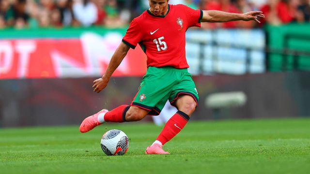 «João Neves não sabe jogar mal»