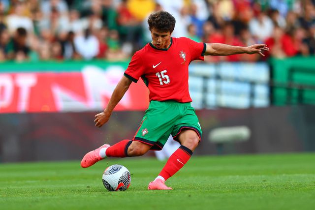 «João Neves não sabe jogar mal»