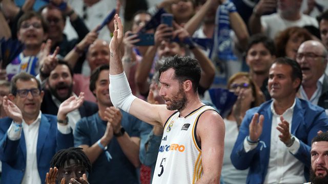 Lenda do Real Madrid em lágrimas no último jogo da carreira em casa