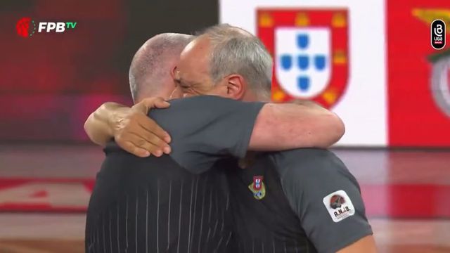 Árbitro Fernando Rocha em lágrimas no fim do Benfica-FC Porto