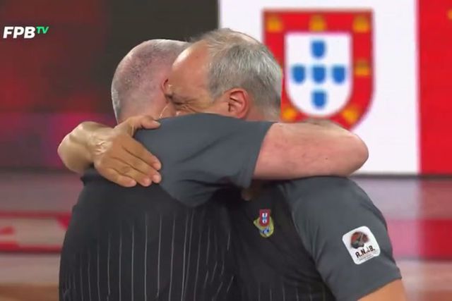 Árbitro Fernando Rocha em lágrimas no fim do Benfica-FC Porto