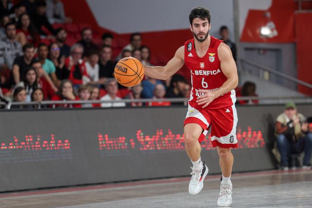 «A ambição e o ego de cada um são maiores no Benfica, mas somos uma família»