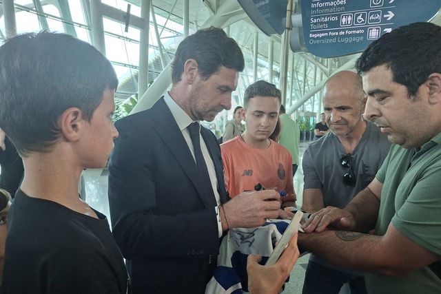 Villas-Boas 'engolido' pelos adeptos no aeroporto