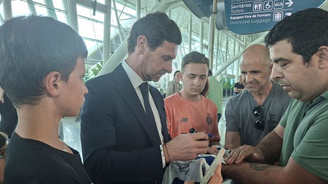 Villas-Boas 'engolido' pelos adeptos no aeroporto