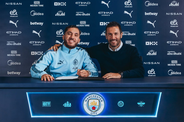 Rayan Cherki a assinar o contrato ao lado de Hugo Viana