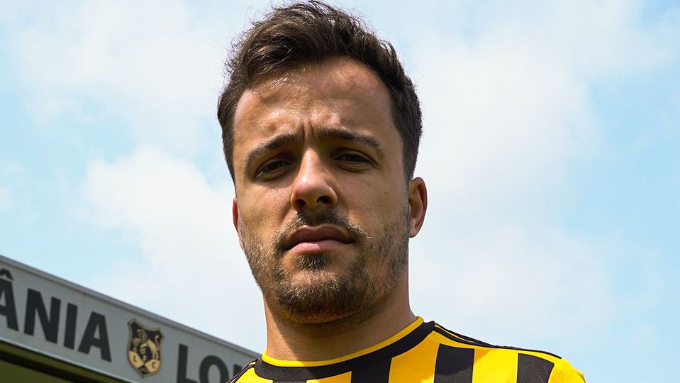 Miguel Pereira vai continuar a vestir de amarelo e preto na próxima época (Foto: Lusitânia de Lourosa)
