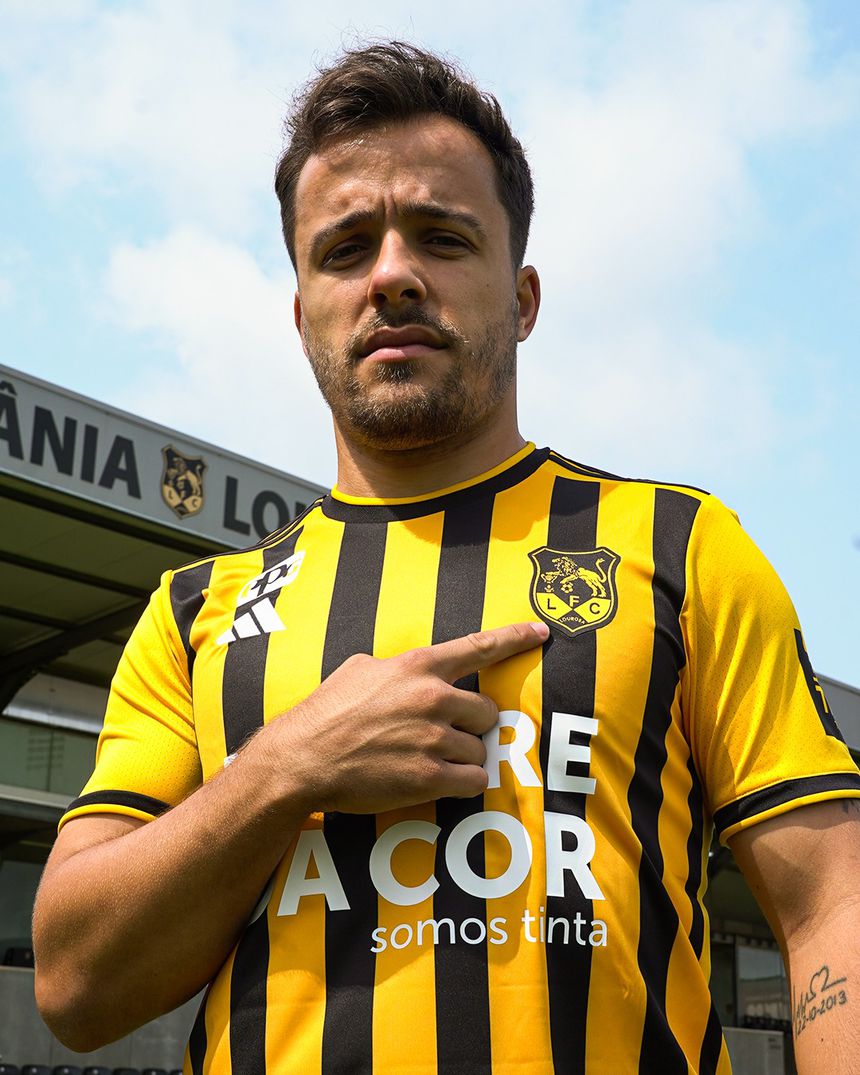 Miguel Pereira vai continuar a vestir de amarelo e preto na próxima época (Foto: Lusitânia de Lourosa)