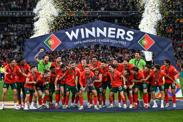 Festa portuguesa em Munique com Cristiano Ronaldo a erguer aos céus o troféu correspondente à conquista da Liga das Nações