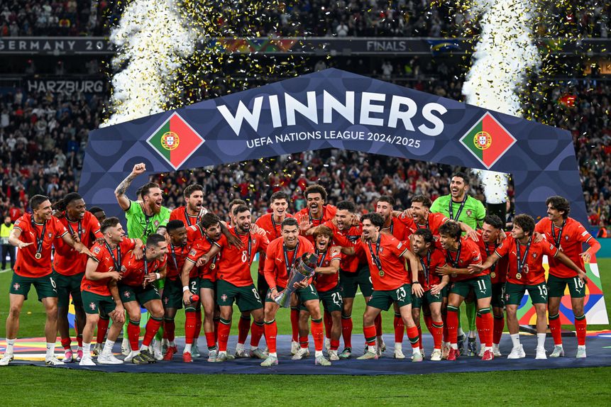 Festa portuguesa em Munique com Cristiano Ronaldo a erguer aos céus o troféu correspondente à conquista da Liga das Nações