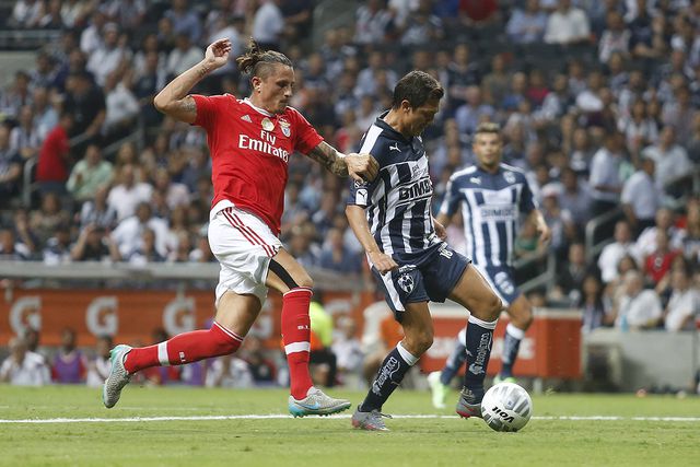Fejsa a representar o Benfica num jogo particular com o Monterrey na Eusébio Cup