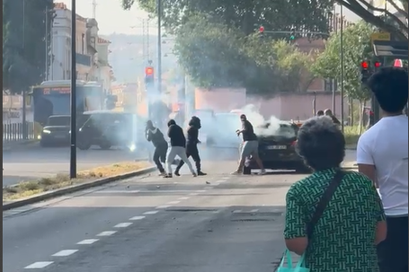 Imagem do momento em que é feita a emboscada ao veículo que transportava adeptos do FC Porto - Foto: D. R.