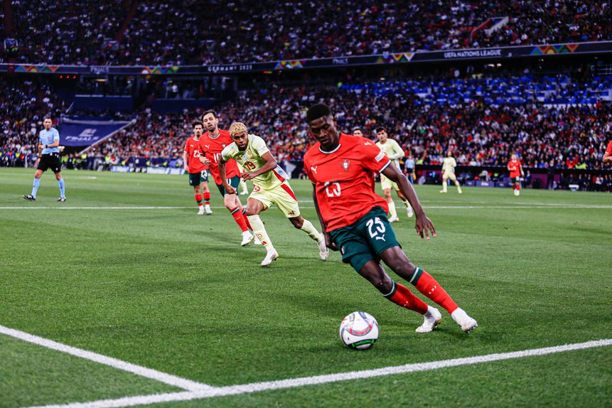 Nuno Mendes, na esquerda, já passou por Lamine Yamal e vai cruzar para o golo de Cristiano Ronaldo, o 2-2 de Portugal frente a Espanha na final da Liga das Nações