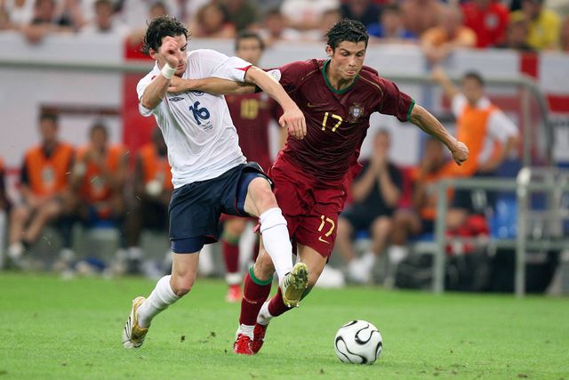 Owen Hargreaves e Cristiano em duelo entre Inglaterra e Portugal, no Mundial 2006