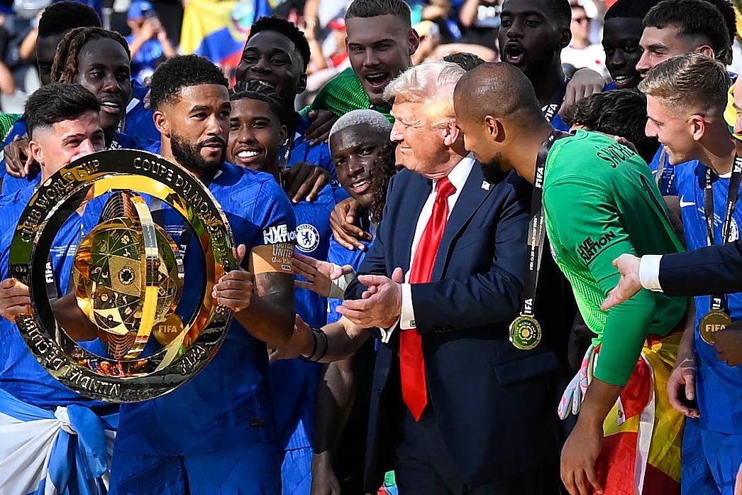 Na final do Mundial de Clubes, Trump recusou-se  a sair da foto do momento da festa do Chelsea - Foto: IMAGO