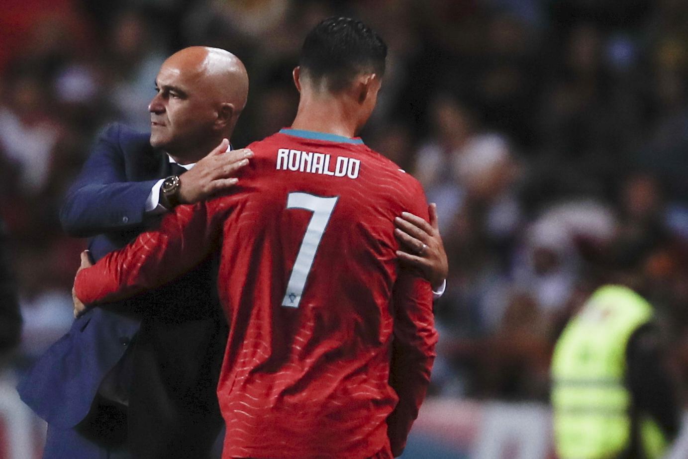 Roberto Martínez cumprimenta Cristiano Ronaldo na saída do capitão, em Leiria - Foto: Paulo Cunha/EPA