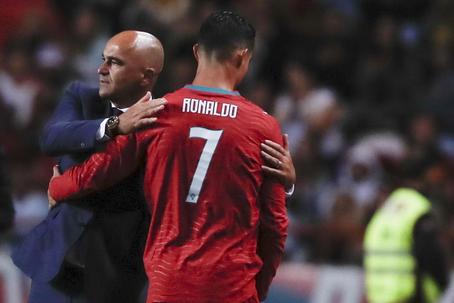 Roberto Martínez cumprimenta Cristiano Ronaldo na saída do capitão, em Leiria - Foto: Paulo Cunha/EPA