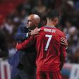 Roberto Martínez cumprimenta Cristiano Ronaldo na saída do capitão, em Leiria - Foto: Paulo Cunha/EPA