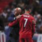 Roberto Martínez cumprimenta Cristiano Ronaldo na saída do capitão, em Leiria - Foto: Paulo Cunha/EPA