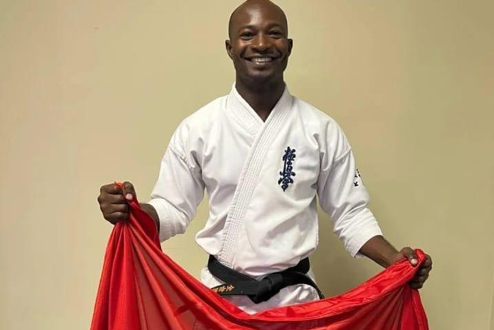 Mário Silva com a bandeira de Angola na Ilha de Reunião