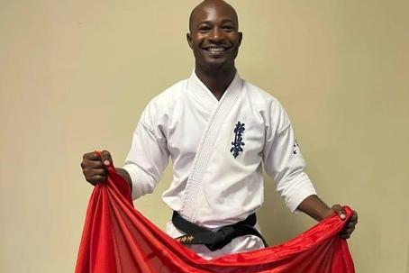 Mário Silva com a bandeira de Angola na Ilha de Reunião