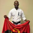 Mário Silva com a bandeira de Angola na Ilha de Reunião