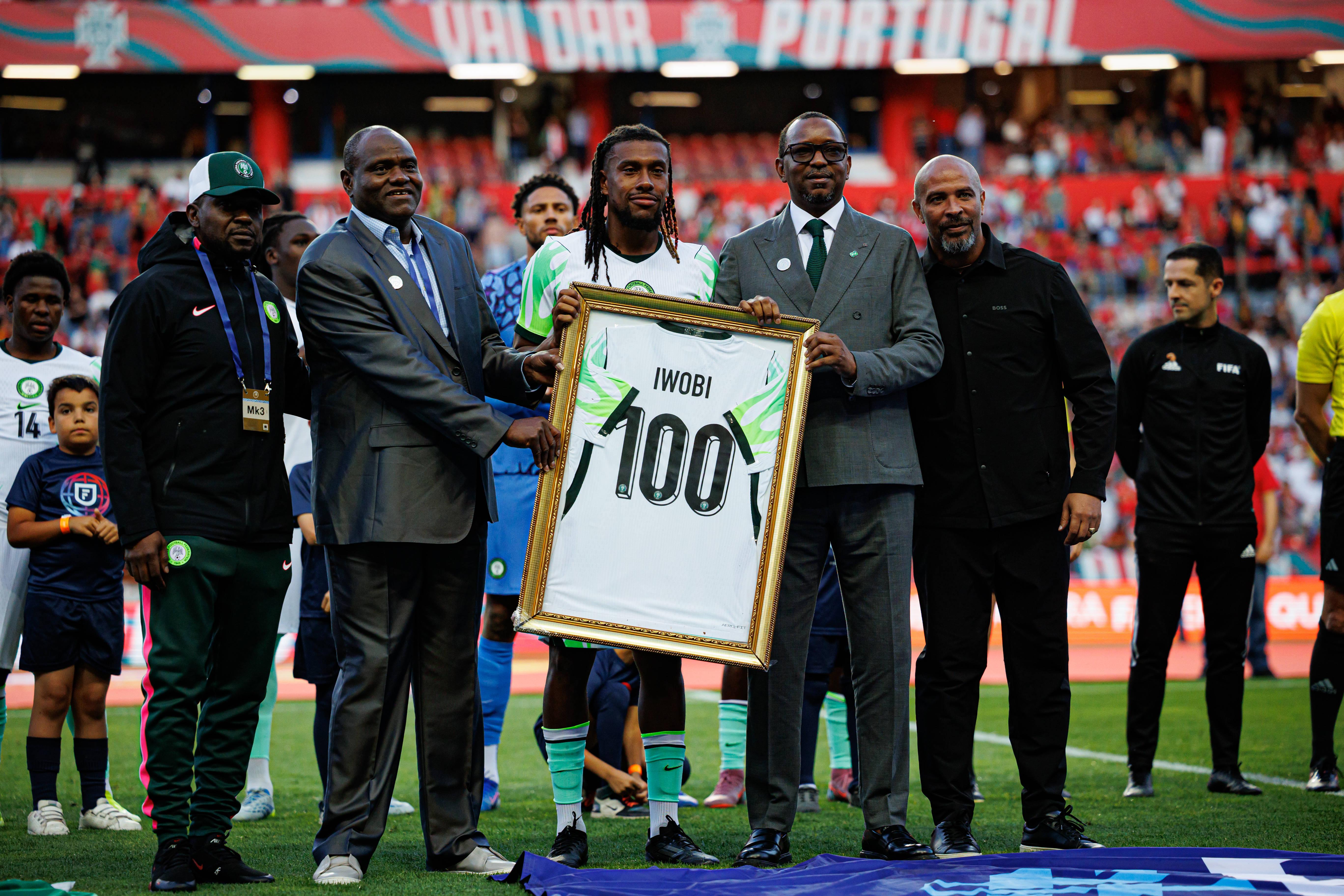 Alex Iwobi foi homenageado pelos 100 jogos ao serviço dos nigerianos. Foto: IMAGO (Portugal-Nigéria)