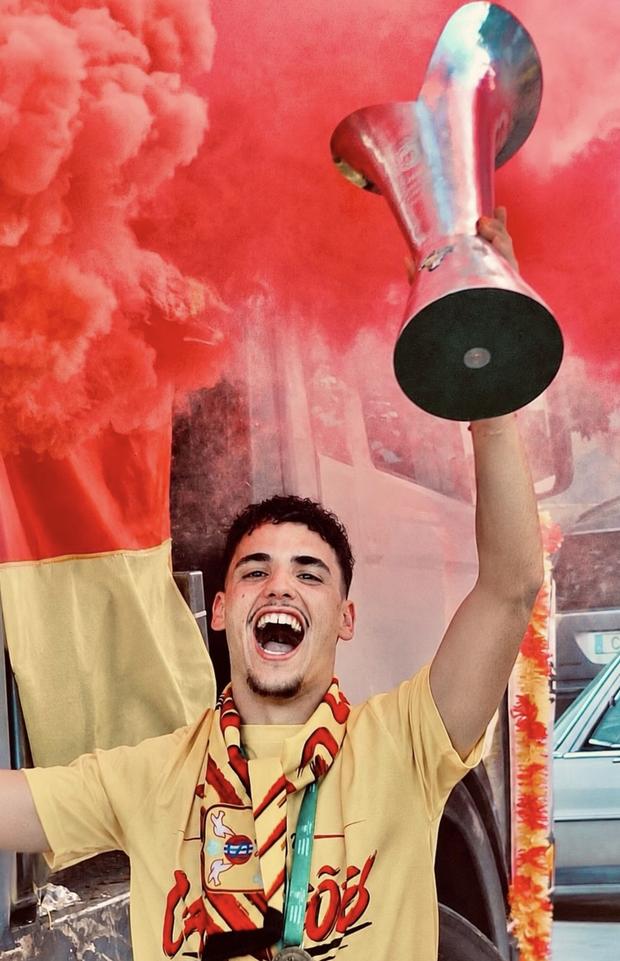 Rafa Silva com o troféu nas mãos - Foto: Rafa Silva/Instagram
